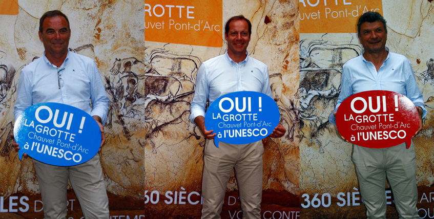 Christian Prudhomme directeur du Tour de France entouré des champions cycliste Bernard Hinault et Bernard Thévenet heureux de soutenir la candidature Unesco de La Grotte Chauvet Pont-d’Arc.
